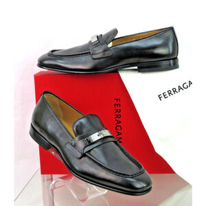 NIB FERRAGAMO DUMAS BLACK LEATHER METAL ENRAVED LOGO LOAFERS 8 EE